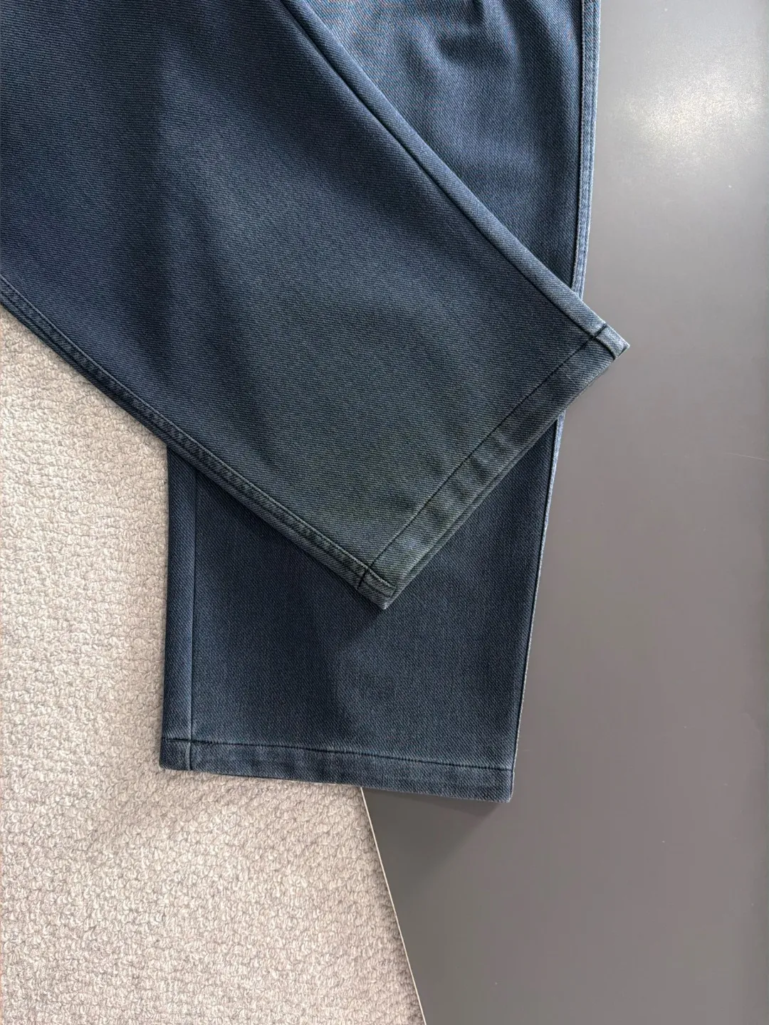 The next day we shipped the P195 Balenciaga High Quality New Arrival Elastic Casual Pants Fall/Winter 2026. The custom-made fabric at the counter has a high degree of comfort, impeccable details, and the design concept of the brand elements reflects high quality. The hand feels delicate and soft! Casual cuts and awesome upper body! Sizes: S-3XL